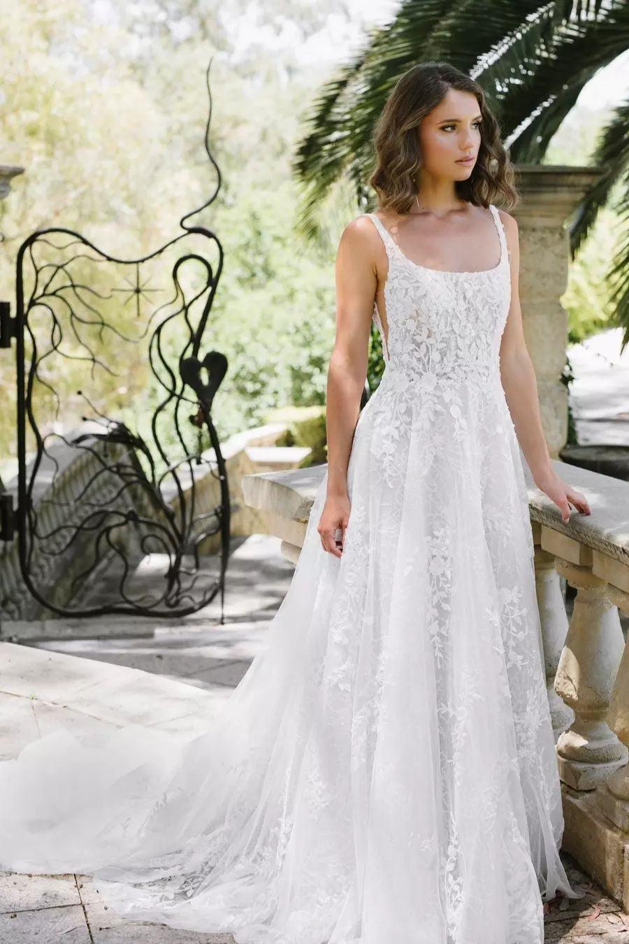 A Line Lace Scoop Sleeveless White Wedding Dress Bridal Gown With Appliques