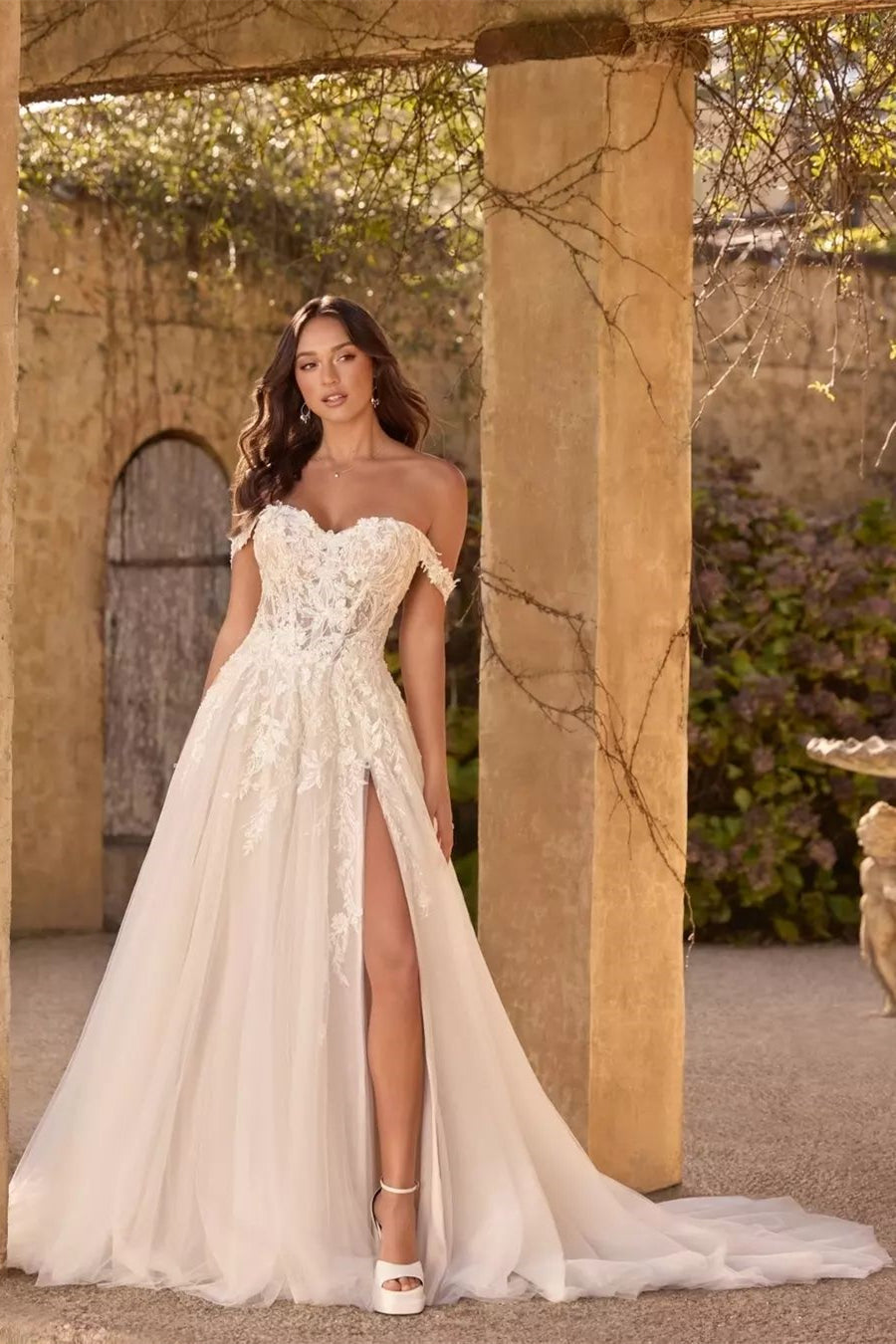A Line Lace Sweetheart Sleeveless White Wedding Dress Bridal Gown With Appliques Split