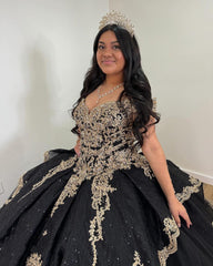 Classic Ball Gown Off Shoulder Lace Appliques Tiered Ruffles Black Tulle Off Shoulder Princess Party Gown Quinceanera Dress For Sweet 16 Dress