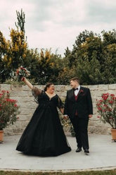Dreamyannie Black Plus Size Wedding Dress Short Sleeve A Line V Neck Bridal Gown with Lace Appliques
