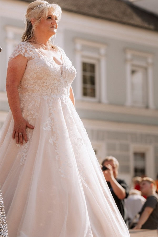 Dreamyannie Plus Size Wedding Dress A Line Cap Sleeve Bridal Gown with Lace Appliques