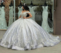 Elegant Ball Gown Off Shoulder Beaded Silver Lace Appliques Sweep Train Quinceanera Dress Princess Birthday Party Gown For Sweet 16