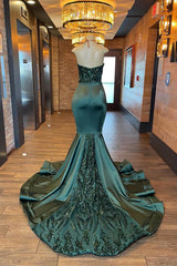 Elegant Dark Green Halter Mermaid Evening Dress with Sleeveless Appliques