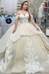 Elegant & Glamorous Ball Gown Off Shoulder Lace Applique Tiered Ruffle Pleats Tulle Quinceanera Dress Formal Evening Party Gown For Sweet 16
