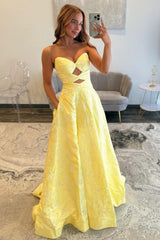 Elegant Yellow Sweetheart Jacquard Prom Dress With Front Cutout Detail Formal Evening Gown