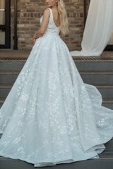 Ivory Wedding Dress Scoop Neck Ball Gown Bridal Dress with Appliques