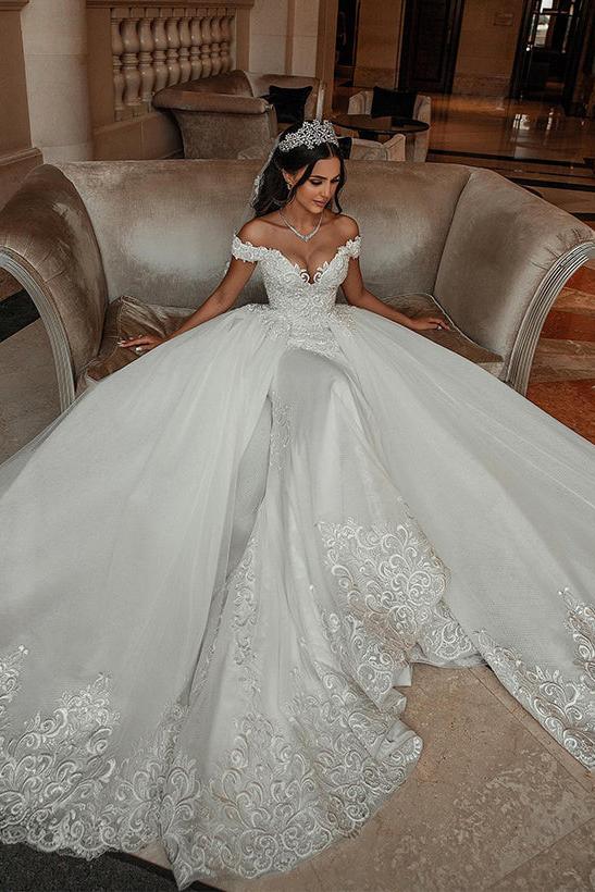 Off The Shoulder Sleeveless Wedding Dress With Appliques Lace