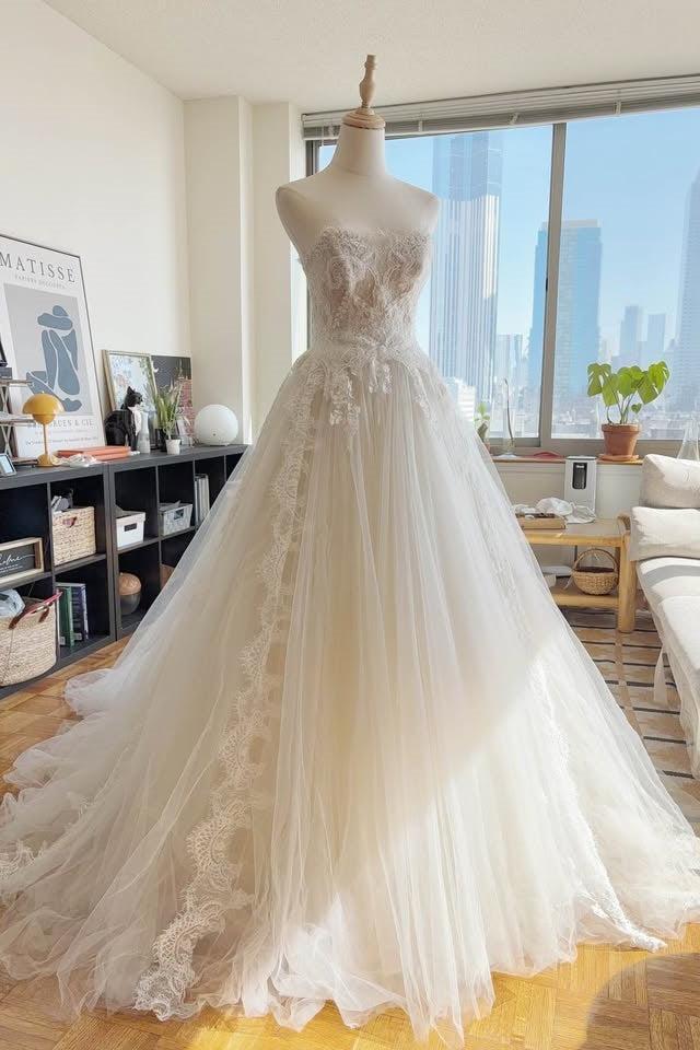 Strapless A Line Wedding Dress Sleeveless Lace Appliqued Floor Length Tulle Bridal Gown