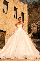 White Wedding Dress Sweetheart Ball Gown Sleeveless Floor Length Satin Bridal Gown With Lace