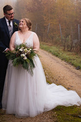 Dreamyannie V Neck Beach Plus Size Wedding Dress A Line Tulle Bridal Gown with Lace Appliques