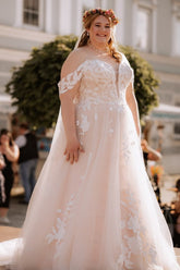 Dreamyannie Champagne Plus Size Wedding Dress A Line Off the Shoulder Bridal Gown with Lace Appliques