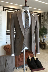 Ash Gray Three-Piece Peaked Lapel Business Suit