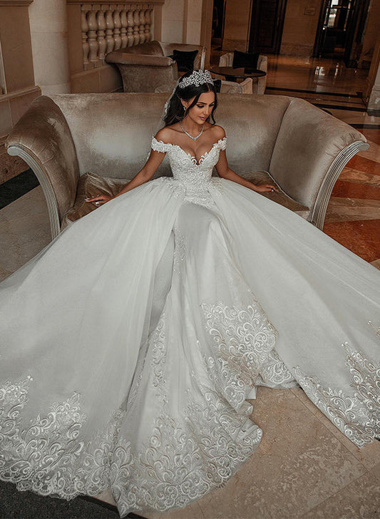 Off-The-Shoulder Sleeveless Wedding Dresses With Appliques Lace