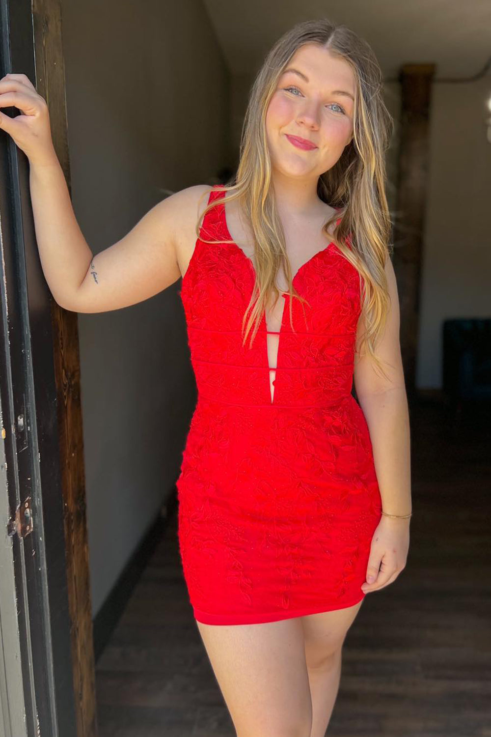 Red V-Neck Lace Tight Short Homecoming Dress