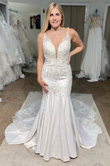 Stunning White Deep V-Neck Mermaid Wedding Dress with Appliques