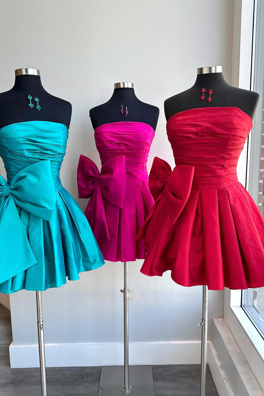 Red Strapless A-Line Satin Short Homecoming Dress with Bowknot