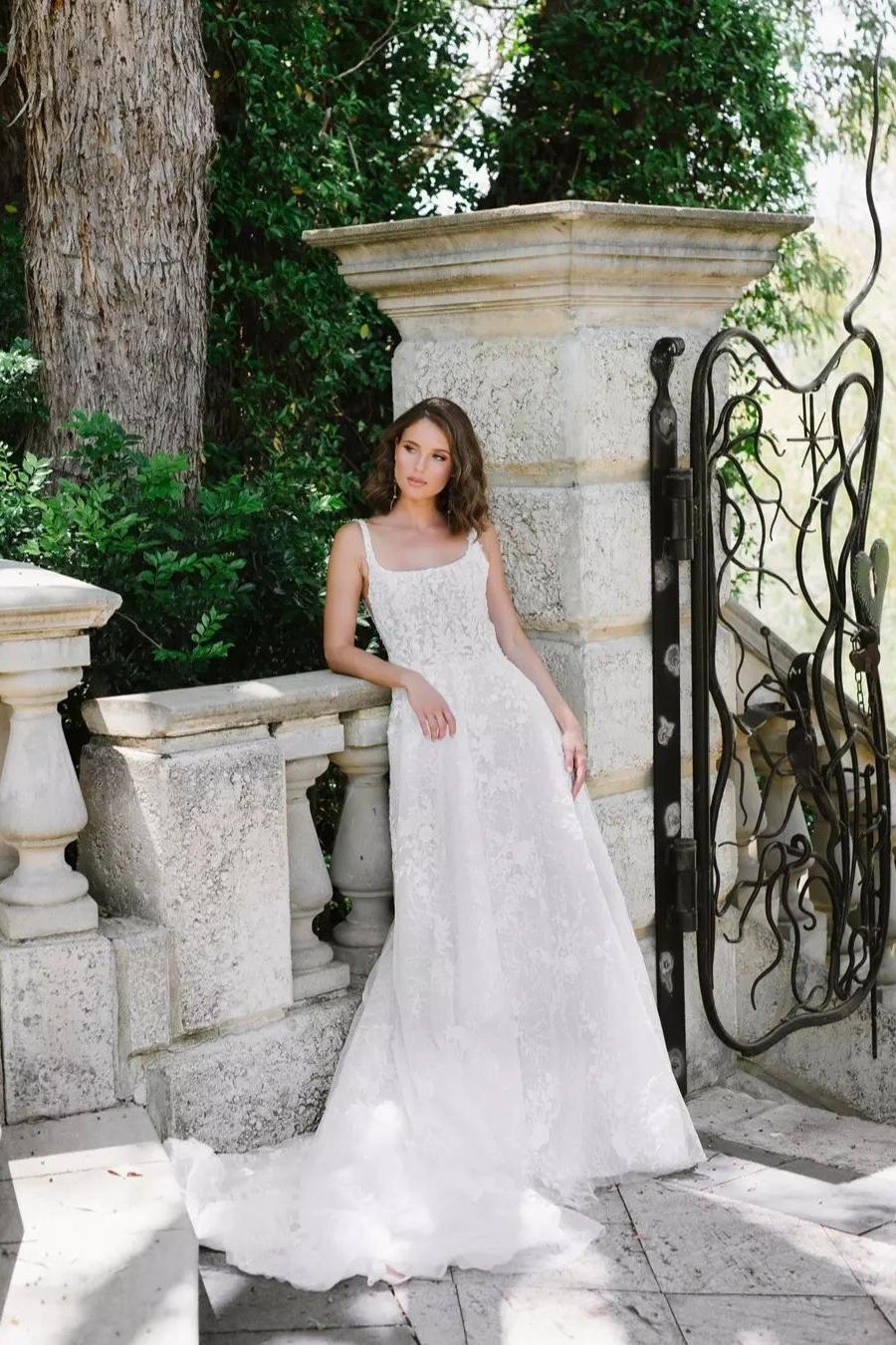 A Line Lace Scoop Sleeveless White Wedding Dress Bridal Gown With Appliques