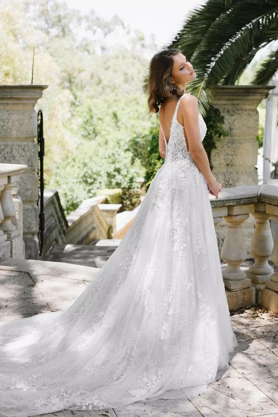 A Line Lace Scoop Sleeveless White Wedding Dress Long Bridal Gown With Appliques