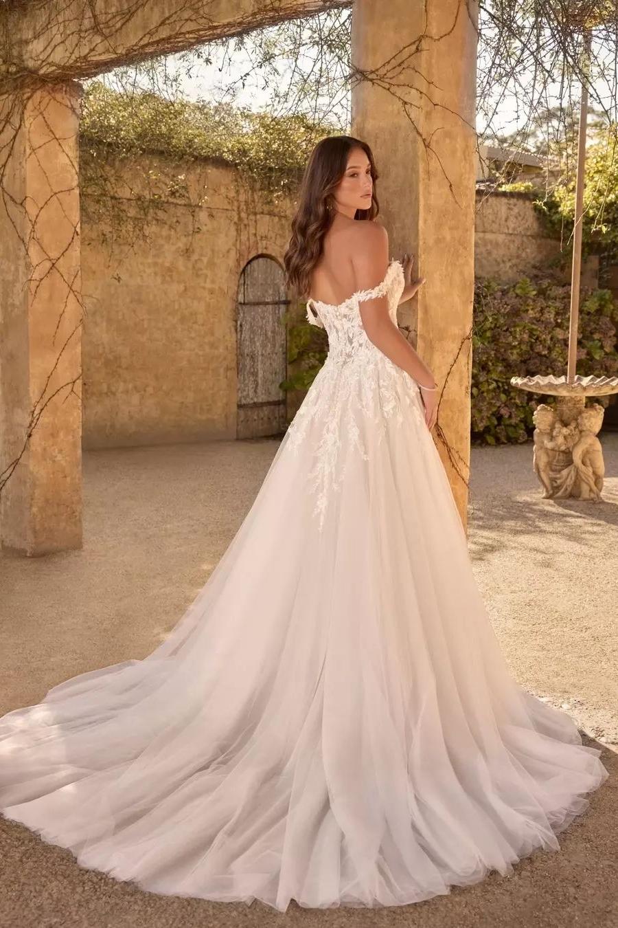 A Line Lace Sweetheart Sleeveless White Wedding Dress Long Bridal Gown With Appliques Split