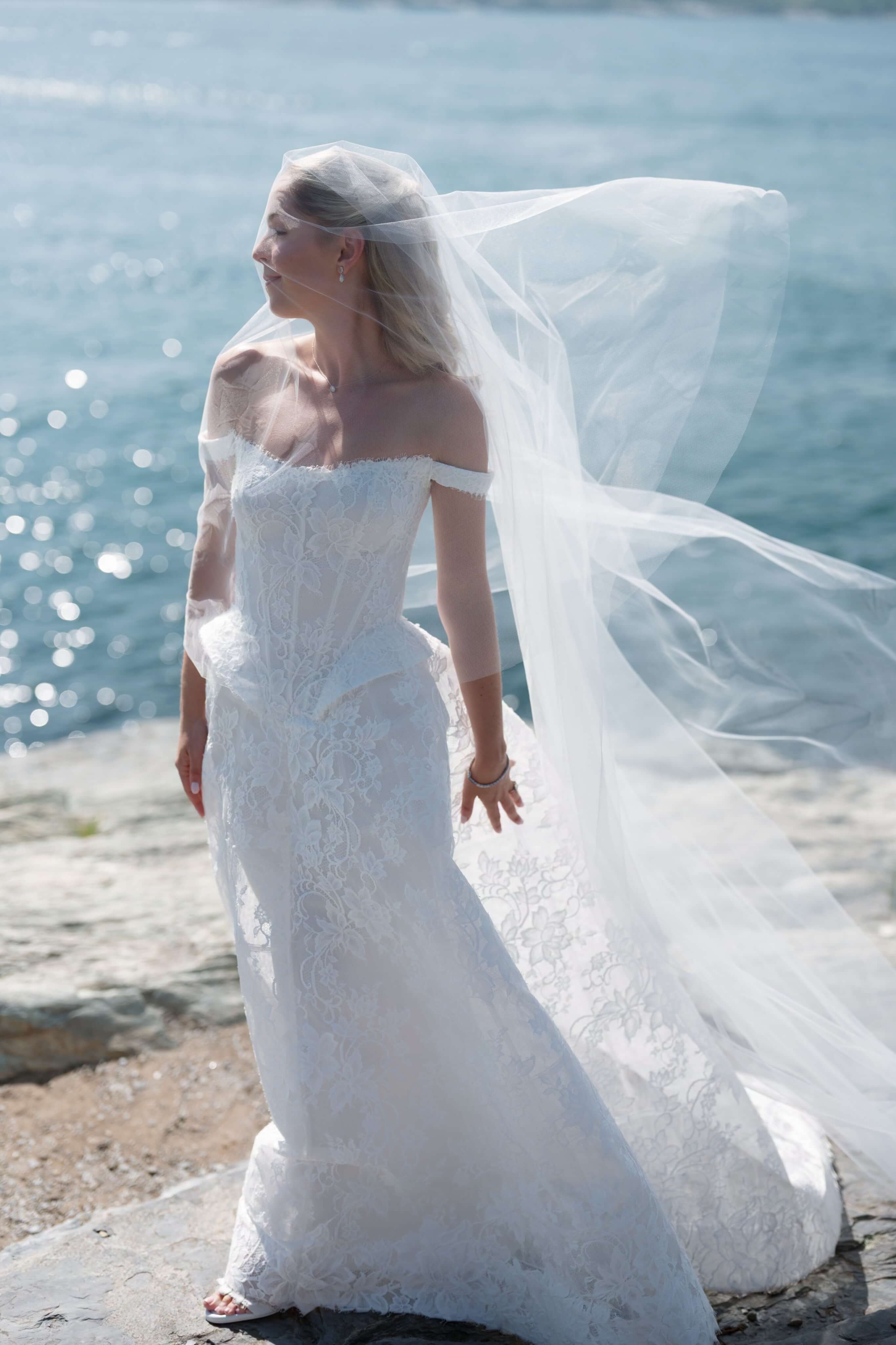 A Line Wedding Dress White Tulle Lace Appliques Floor Length Bridal Gown