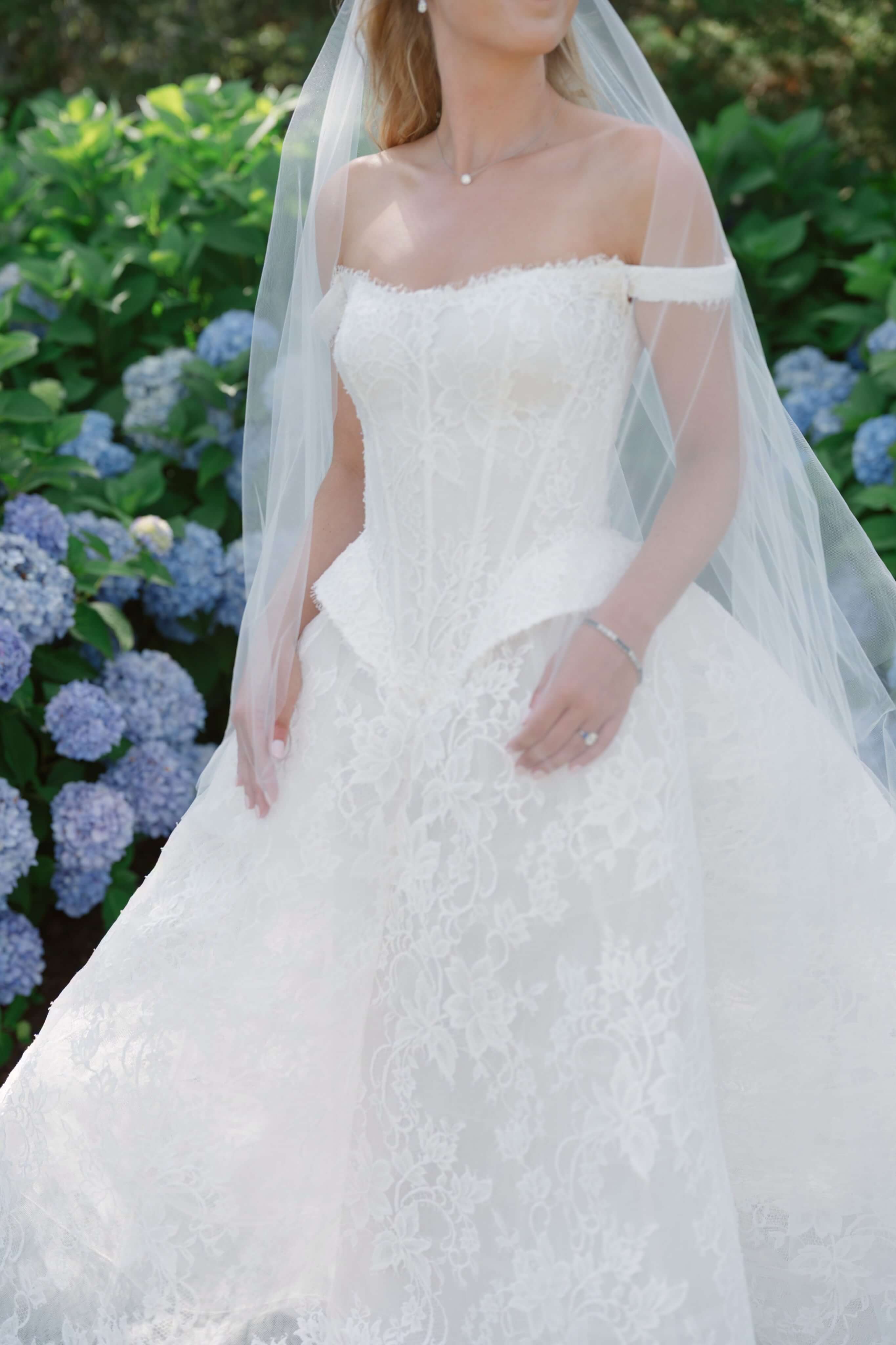A Line Wedding Dress White Tulle Lace Appliques Floor Length Bridal Gown