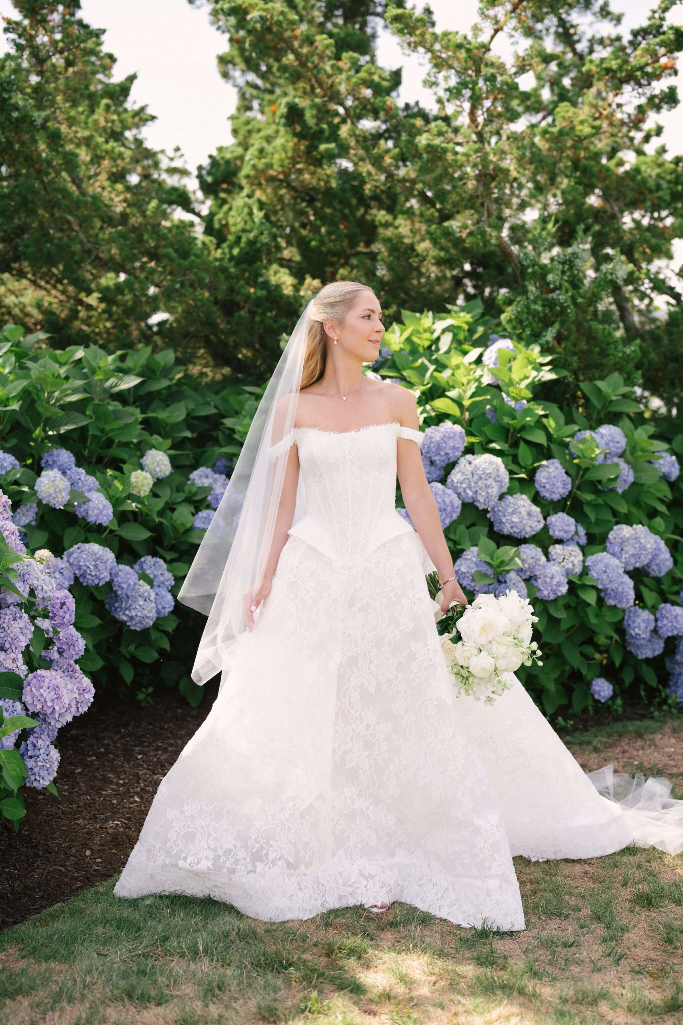 A Line Wedding Dress White Tulle Lace Appliques Floor Length Bridal Gown