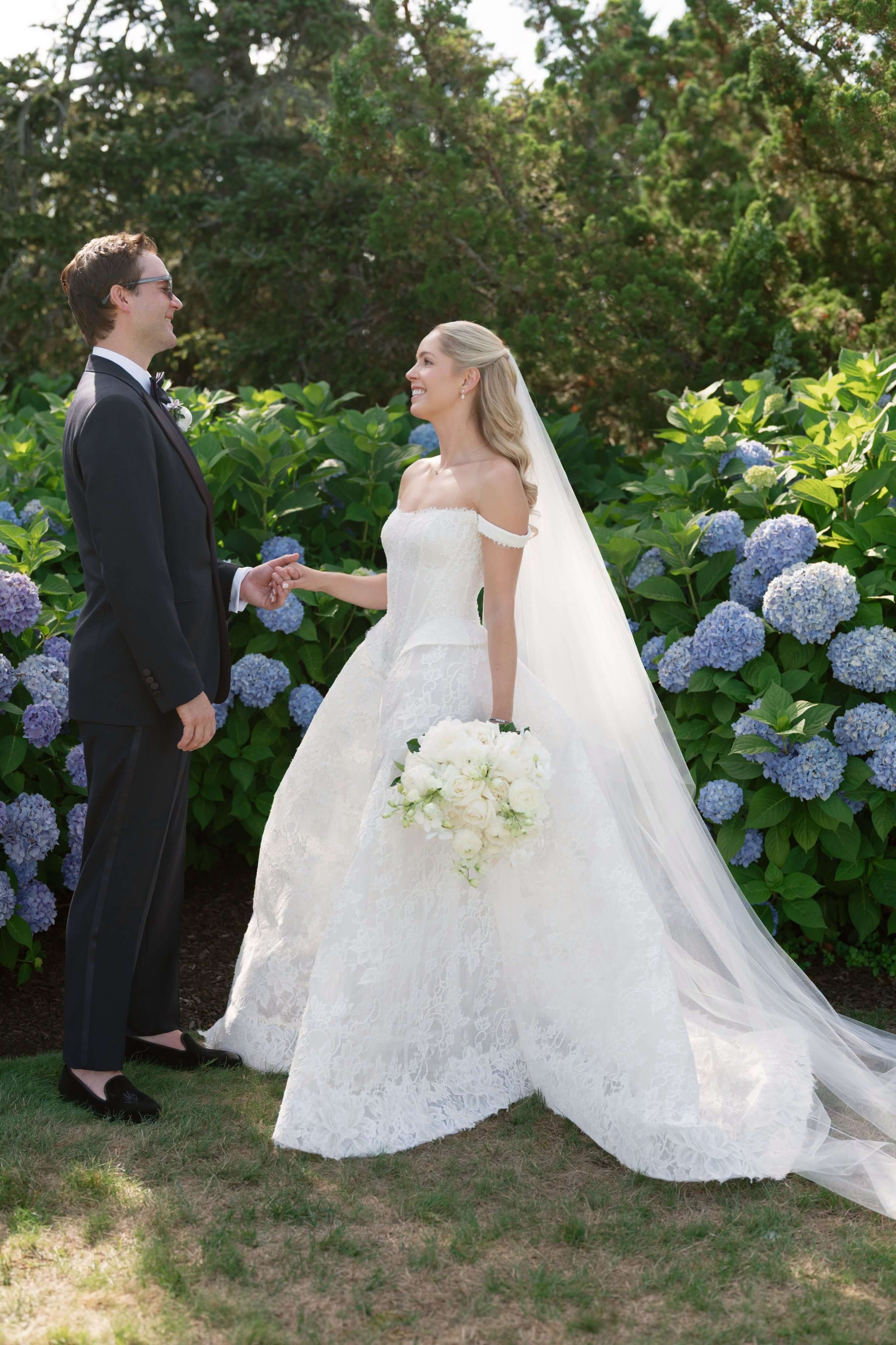 A Line Wedding Dress White Tulle Lace Appliques Floor Length Bridal Gown