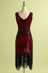 Burgundy 1920s Scoop Neck Sleeveless Gatsby Dress with Fringe