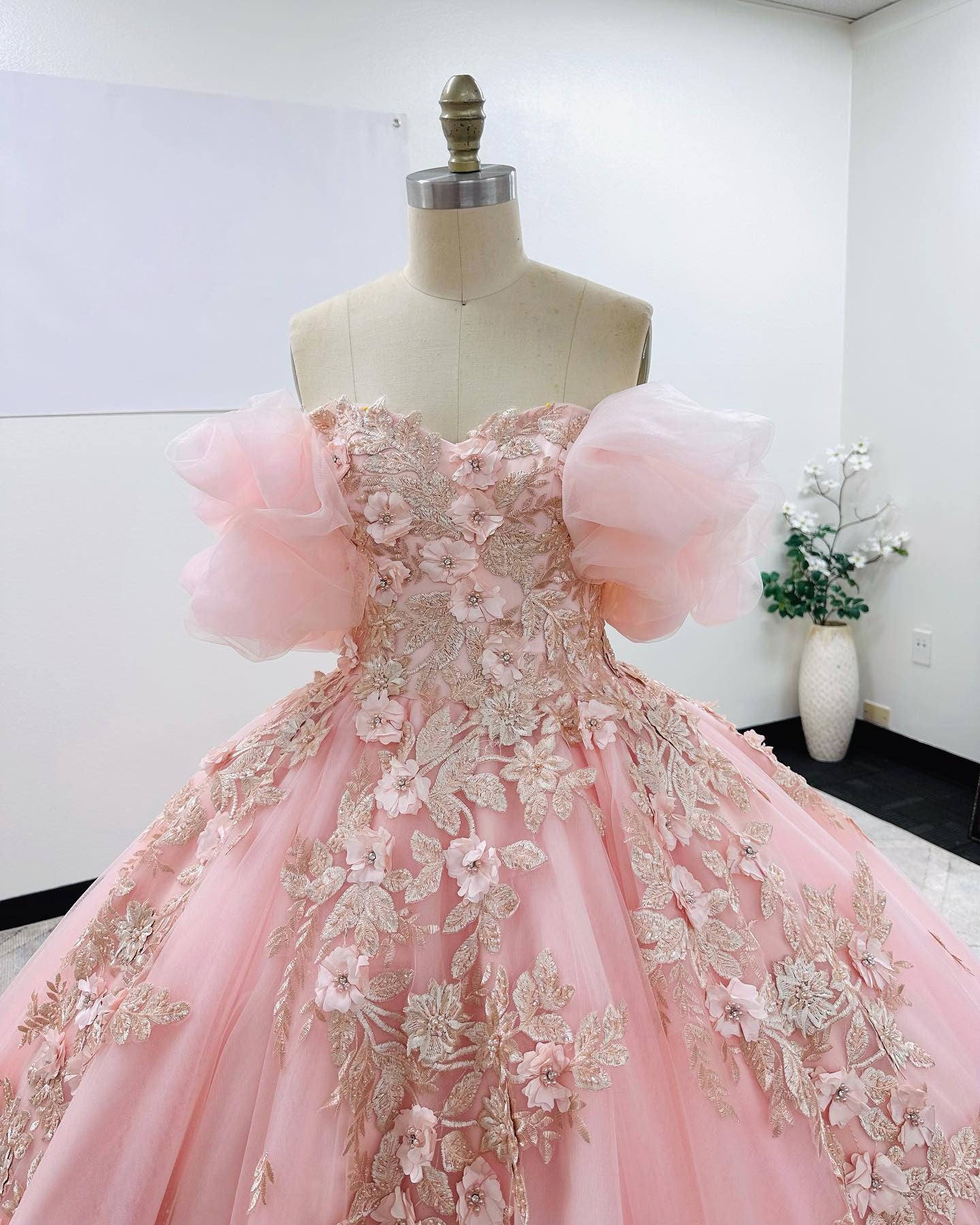 Chic Ball Gown Off Shoulder Puff Sleeves Flower Appliques Beaded Pink Tulle Princess Quinceanera Dress For Sweet 16