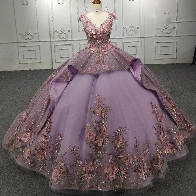 Chic & Modern Ball Gown V Neck Lace Appliques Beaded Tiered Lilac Tulle Quinceanera Dress Princess Party Gown For Sweet 16