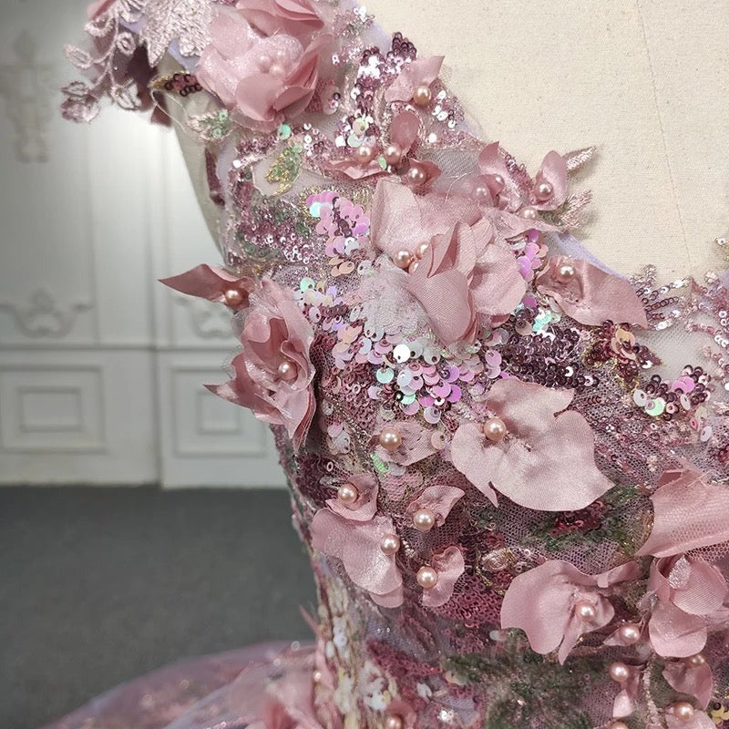 Chic & Modern Ball Gown V Neck Lace Appliques Beaded Tiered Lilac Tulle Quinceanera Dress Princess Party Gown For Sweet 16