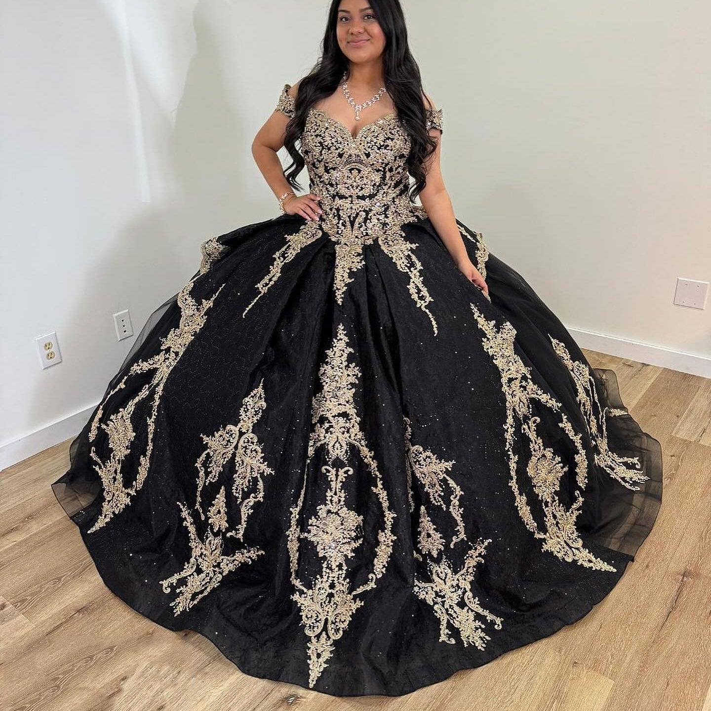 Classic Ball Gown Off Shoulder Lace Appliques Tiered Ruffles Black Tulle Off Shoulder Princess Party Gown Quinceanera Dress For Sweet 16 Dress