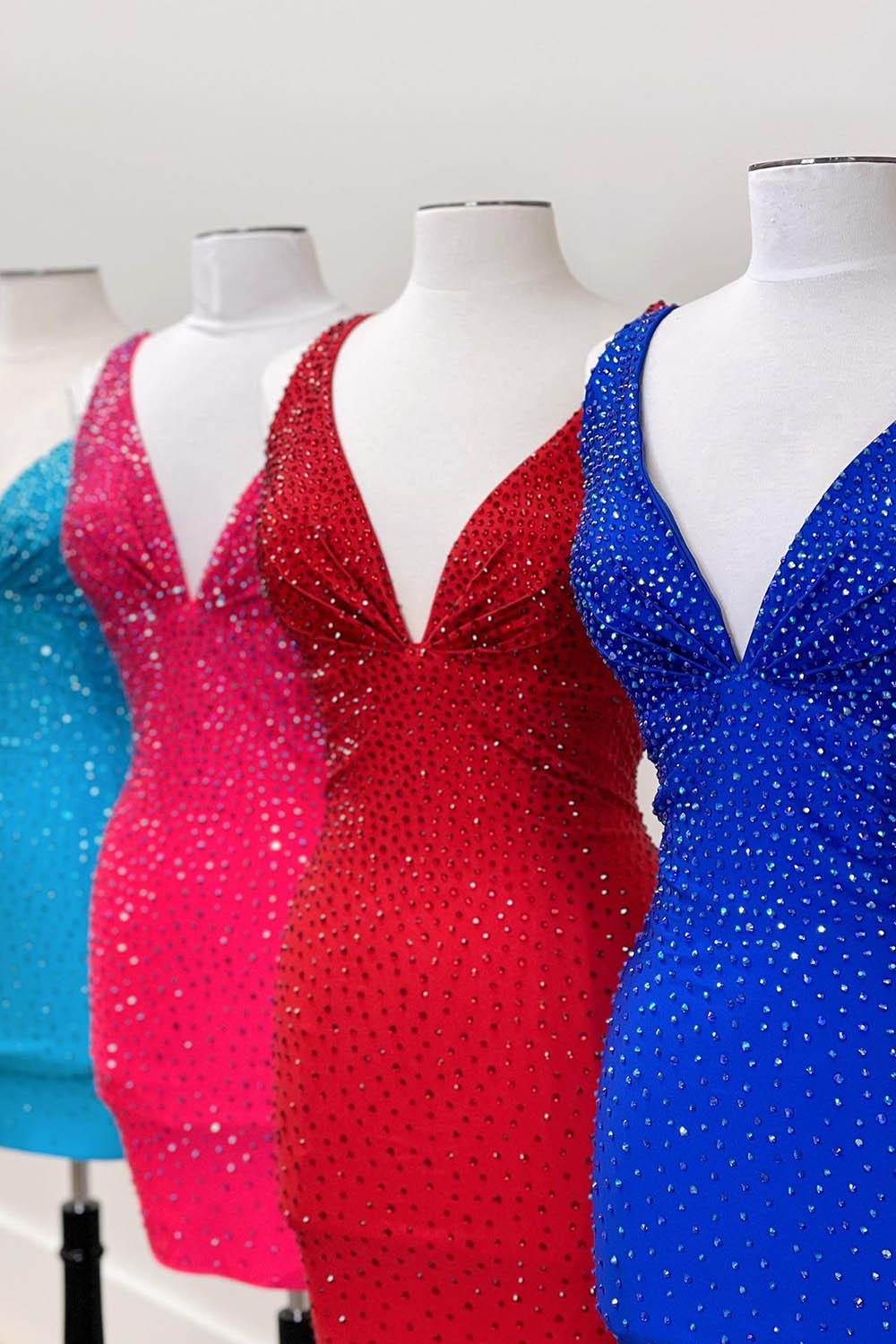 Coral Homecoming Dress Beaded V-Neck Backless Tight Short Cocktail Dresses