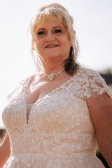 Dreamyannie Plus Size Wedding Dress A Line Cap Sleeve Bridal Gown with Lace Appliques