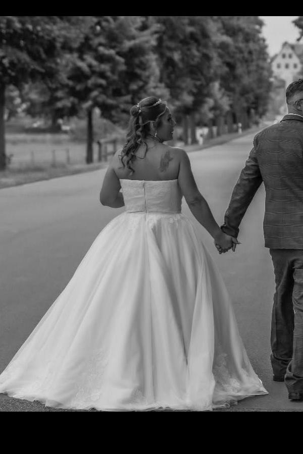 Dreamyannie Plus Size Wedding Dresses Sweetheart Neck A Line Bridal Gowns with Lace Appliques