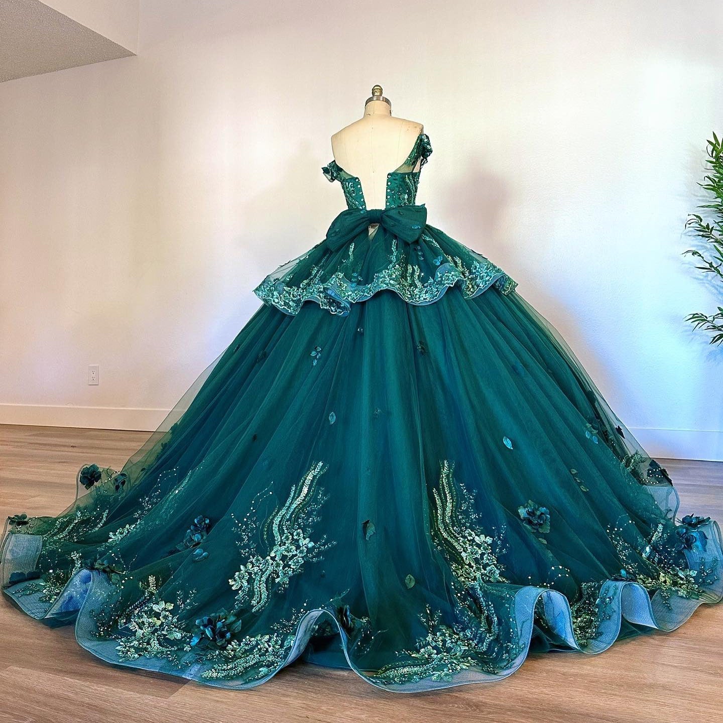 Elegant Ball Gown Off Shoulder Flower Lace Appliques Tiered Sweep Train Emerald Green Tulle Quinceanera Dress For Sweet 16