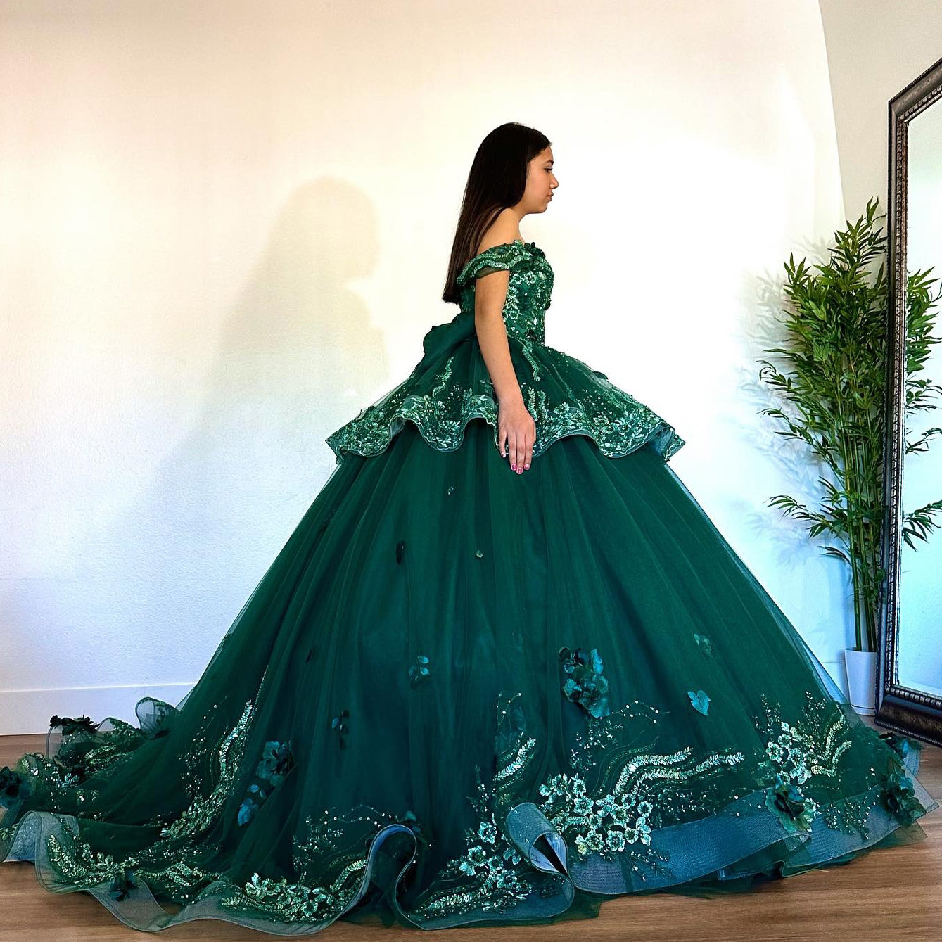 Elegant Ball Gown Off Shoulder Flower Lace Appliques Tiered Sweep Train Emerald Green Tulle Quinceanera Dress For Sweet 16