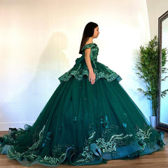 Elegant Ball Gown Off Shoulder Flower Lace Appliques Tiered Sweep Train Emerald Green Tulle Quinceanera Dress For Sweet 16