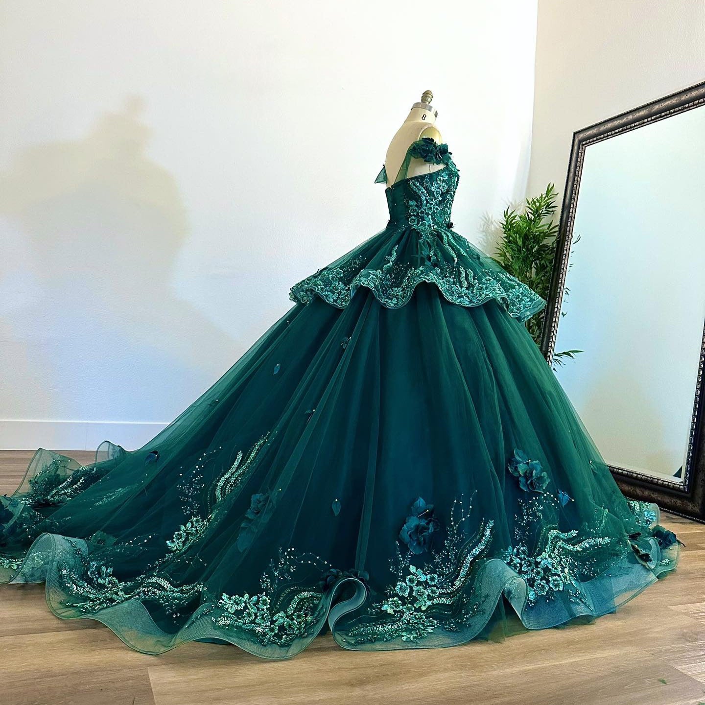 Elegant Ball Gown Off Shoulder Flower Lace Appliques Tiered Sweep Train Emerald Green Tulle Quinceanera Dress For Sweet 16