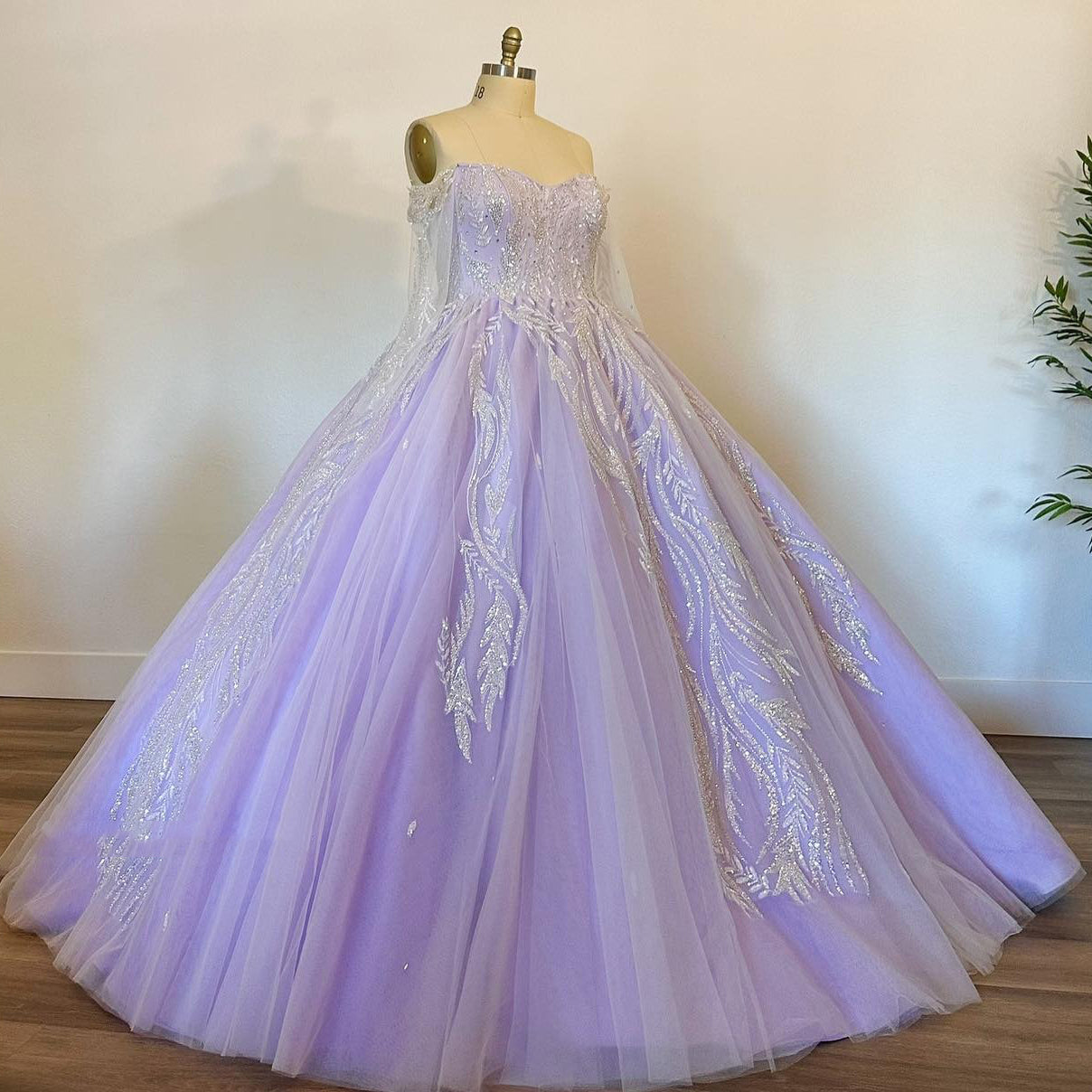 Elegant Ball Gown Off Shoulder Long Sleeves Lace Appliques Lavender Tulle Princess Gown Quinceanera Dress For Sweet 16 Evening Dress