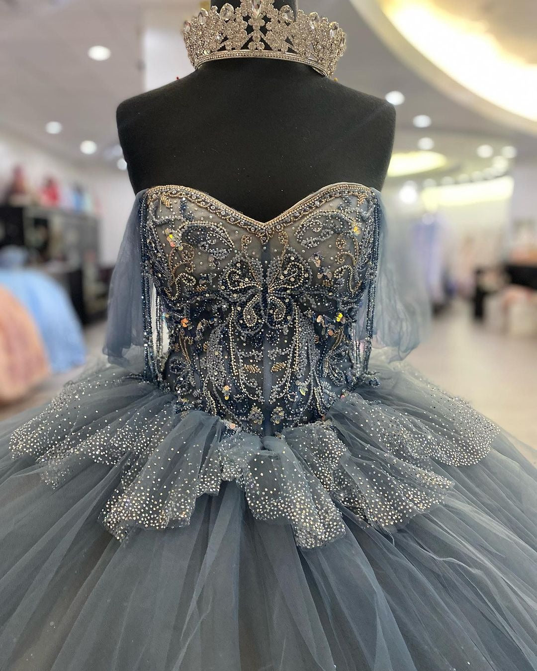 Elegant Ball Gown Off Shoulder Sweetheart Neck Sleeveless Tiered Appliques Gery Tulle Princess Gown Quinceanera Dress For Sweet 16