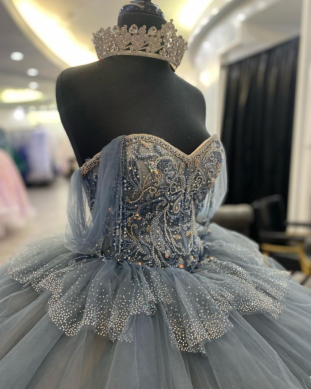 Elegant Ball Gown Off Shoulder Sweetheart Neck Sleeveless Tiered Appliques Gery Tulle Princess Gown Quinceanera Dress For Sweet 16