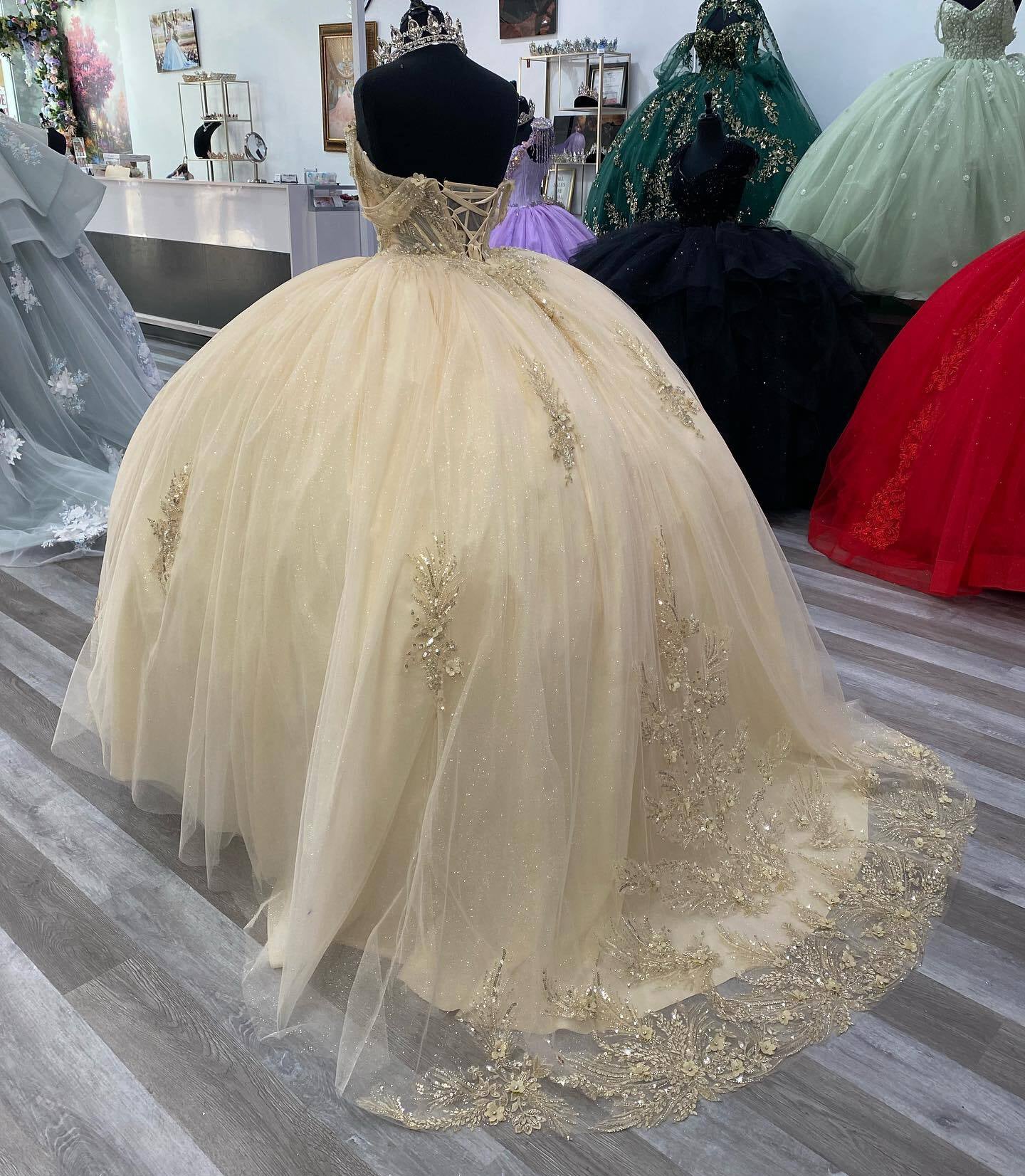 Elegant & Glamorous Ball Gown Off Shoulder Beaded Lace Appliques Champagne Tulle Quinceanera Dress Birthday Formal Party Gown For Sweet 16