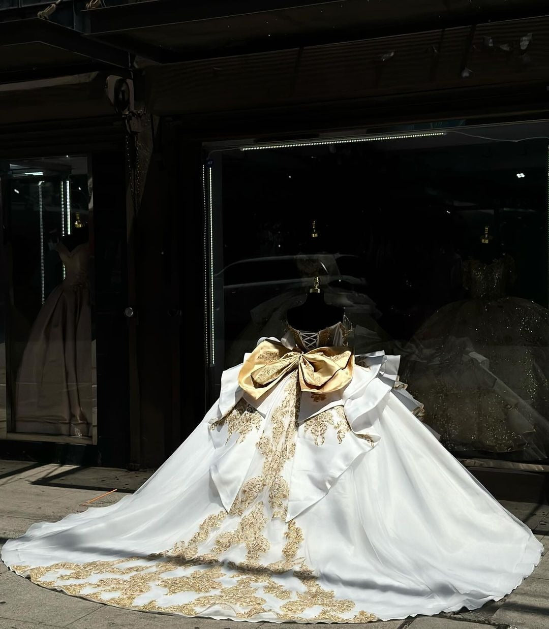 Elegant & Gorgeous Ball Gown Off Shoulder Gold Appliques Beaded Tiered Princess Evening Party Dress Quinceanera Dress For Sweet 16