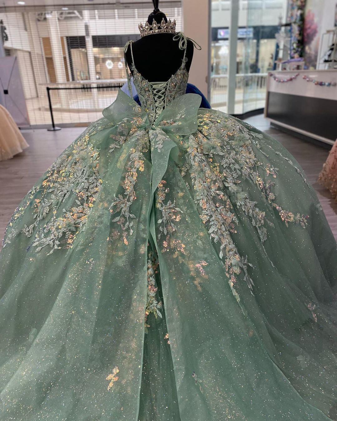 Elegant & Gorgeous Ball Gown V Neck Spaghetti Straps Sleeveless Lace Appliques Beaded Mint Green Tulle Princess Party Gown Quinceanera Dresses For Sweet 16