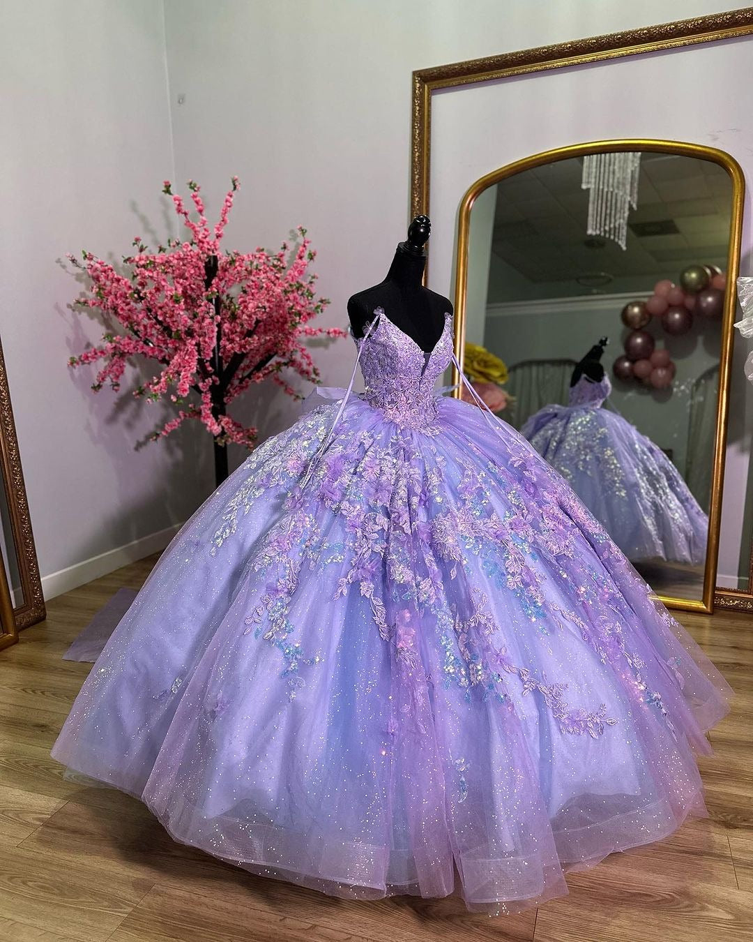 Glitter & Sparkly Ball Gown V Neck Lace Appliques Beaded Bow Knot Lavender Tulle Quinceanera Dress Birthday Evening Party Gown For Sweet 16