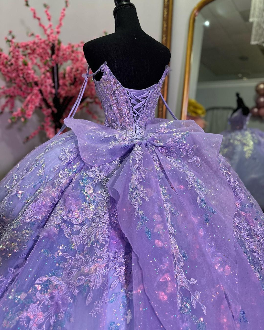 Glitter & Sparkly Ball Gown V Neck Lace Appliques Beaded Bow Knot Lavender Tulle Quinceanera Dress Birthday Evening Party Gown For Sweet 16