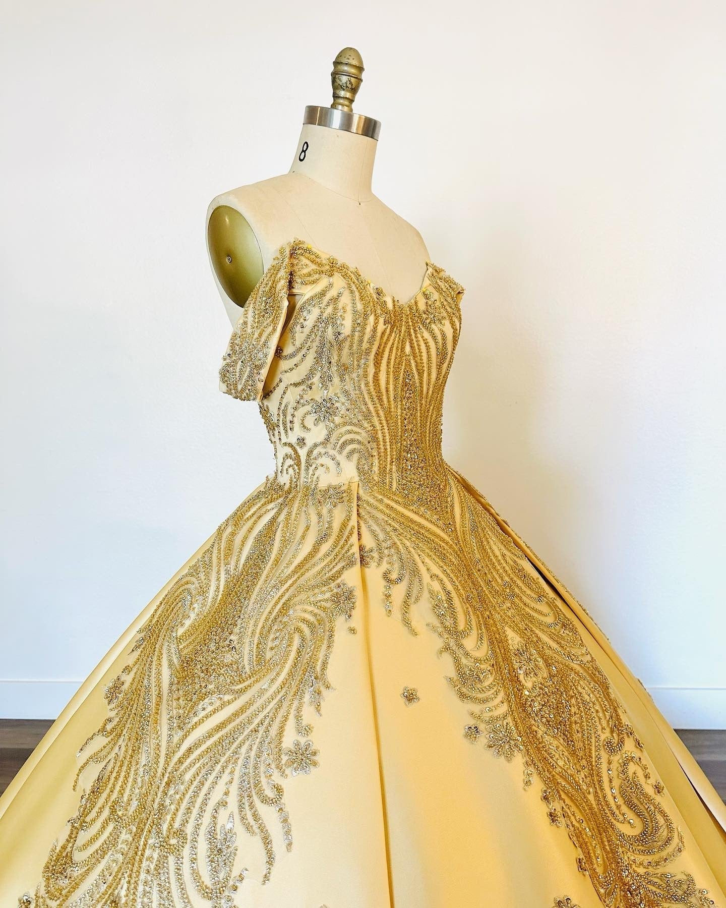 Luxury Ball Gown Off Shoulder Sleeveless Appliques Gold Satin Quinceanera Dress For Sweet 16