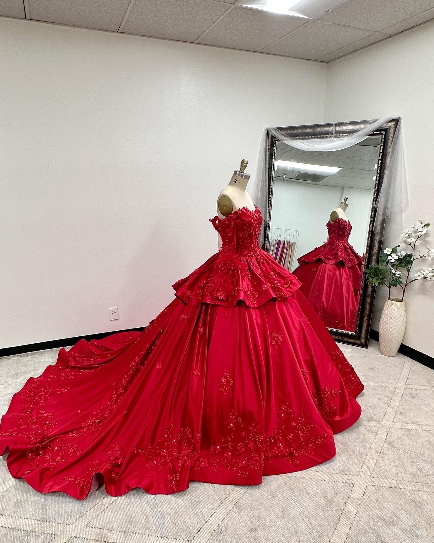 Luxury Off Shoulder Long Sleeves Flowers Lace Appliques Red Satin Quinceanera Dress For Sweet 16