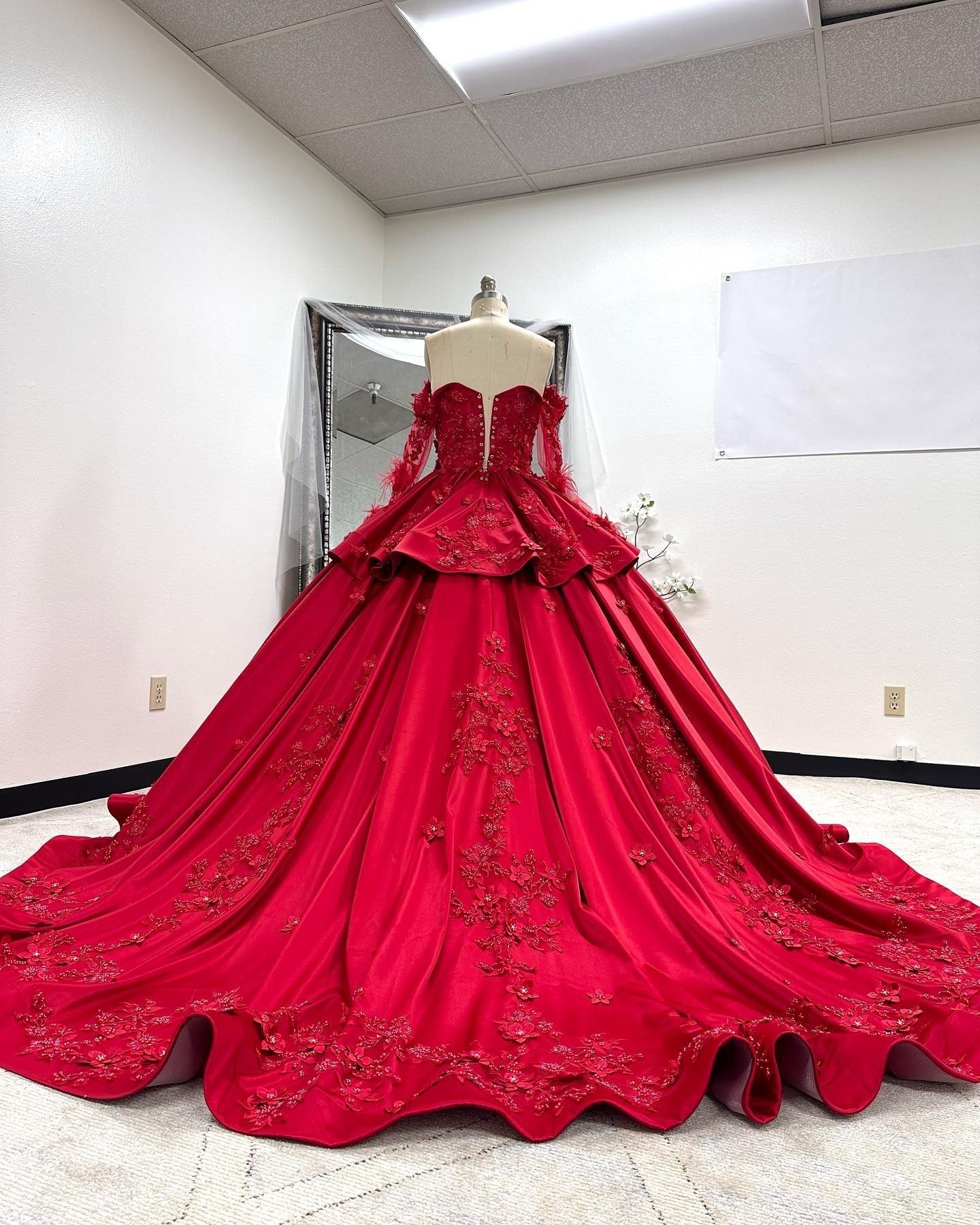 Luxury Off Shoulder Long Sleeves Flowers Lace Appliques Red Satin Quinceanera Dress For Sweet 16